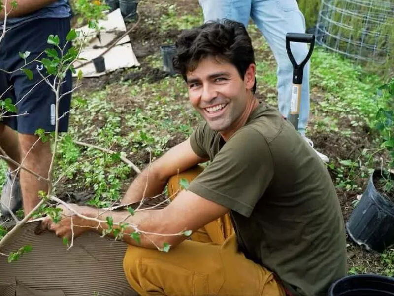 Por onde anda Adrian Grenier, o Nate de “O Diabo Veste Prada”?