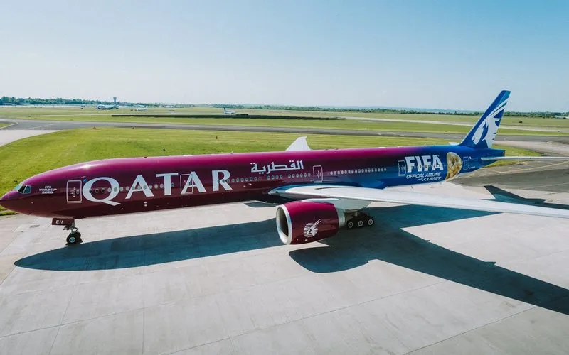 Qatar Airways apresenta Boeing 777 com pintura da Copa do Mundo
