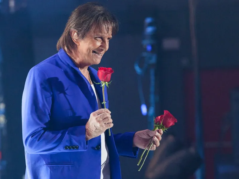 Roberto Carlos homenageia a mãe, Lady Laura, e recebe o carinho das fãs: “Ela mora no teu coração”