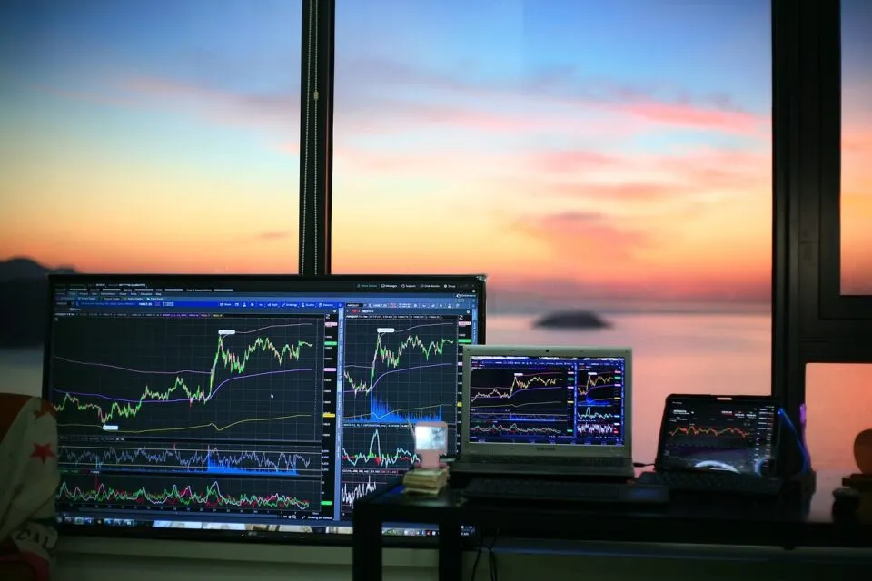 Serviços no Brasil, indústria nos EUA, Datafolha e mais destaques desta sexta-feira