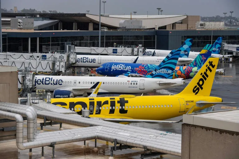 Spirit Airlines encerra operações após crise do petróleo