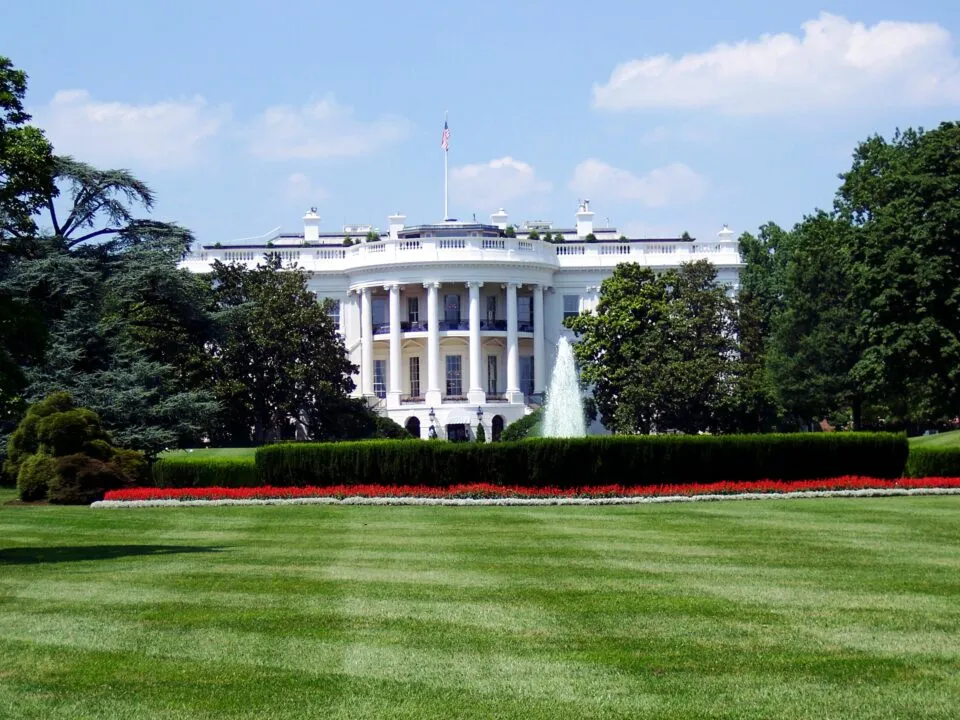 Trump enfrenta 4ª ameaça armada em menos de 2 anos após tiroteio perto da Casa Branca