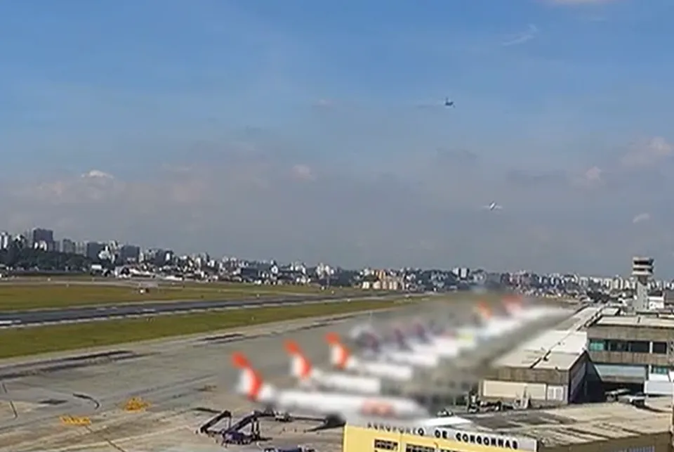 aviões ficam a 22 metros e arremetida evita acidente