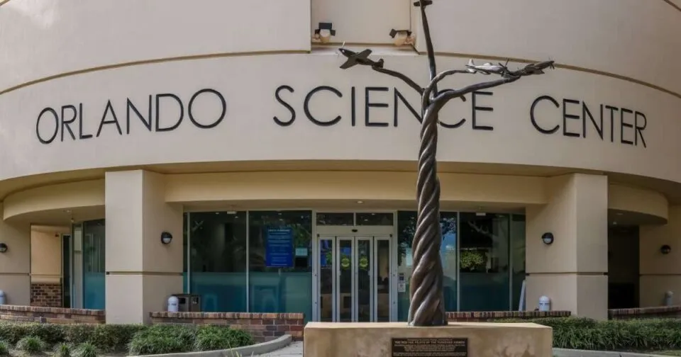 destino combina experiências espaciais imersivas dentro e fora dos parques temáticos