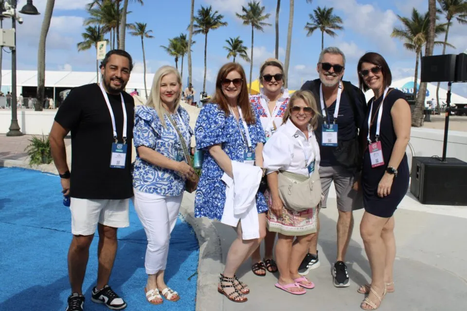 festa de abertura reúne centenas de convidados em praia de Fort Lauderdale; veja fotos
