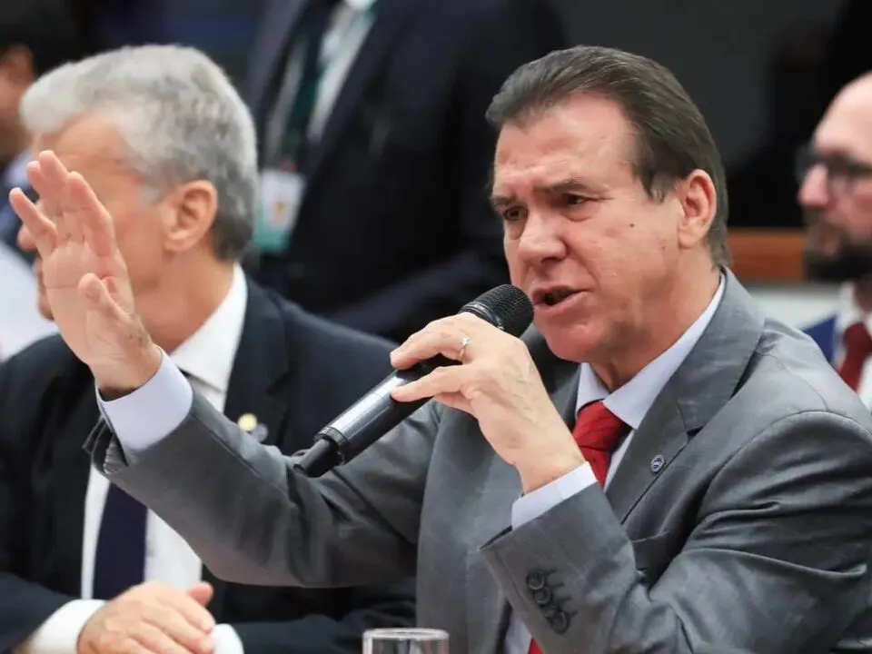ministro do Trabalho participa de sessão da comissão sobre a PEC