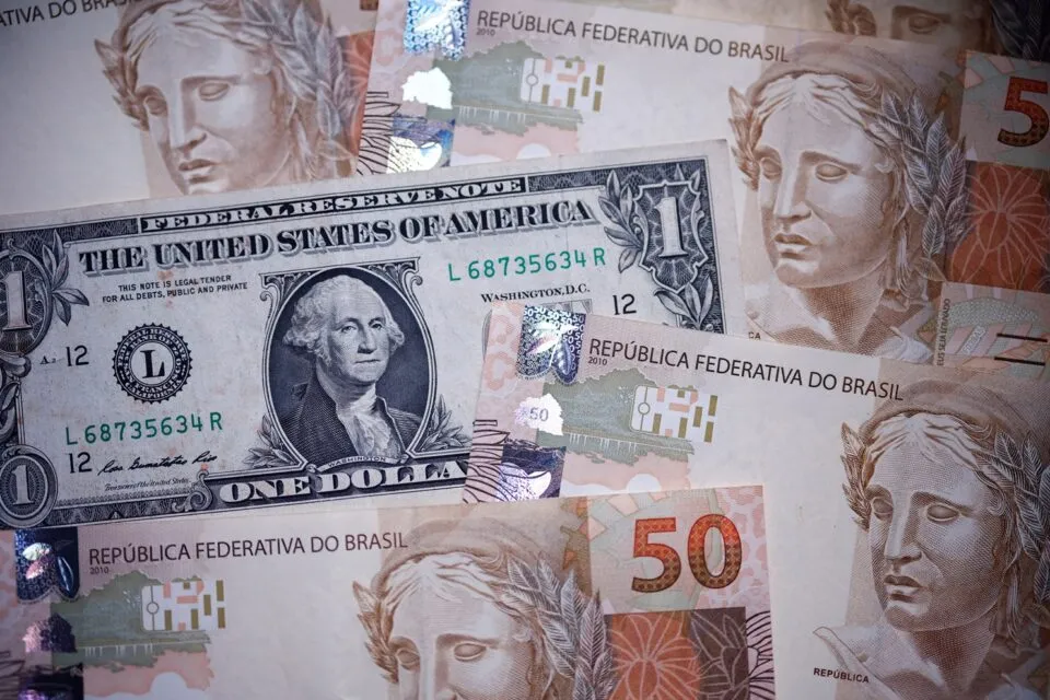 real se destaca entre emergentes, mas segue sensível a juros dos EUA