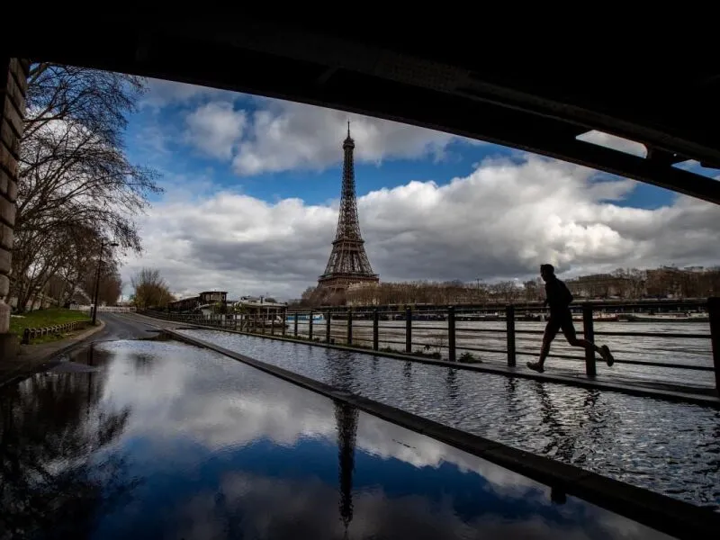 Torre Eiffel fechará mais cedo devido à onda de calor