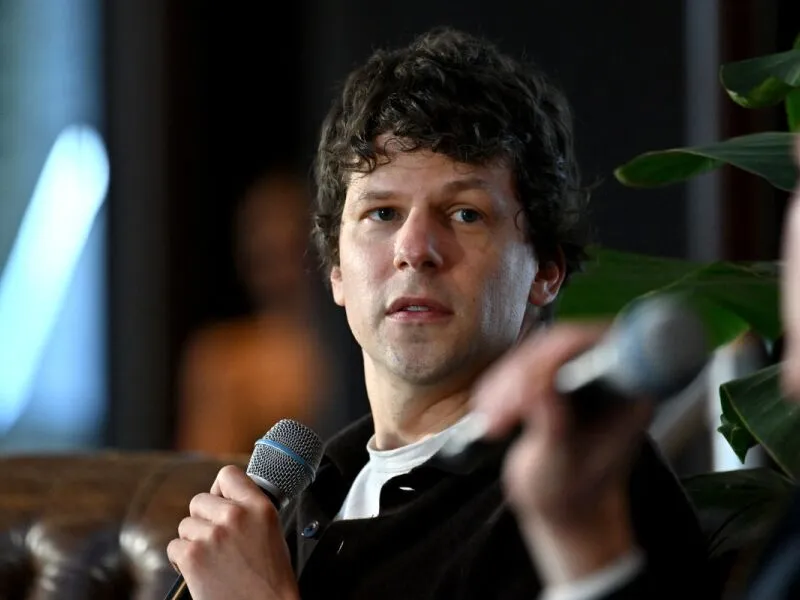 Jesse Eisenberg critica rotina fitness propagada nas redes em evento da Men’s Health