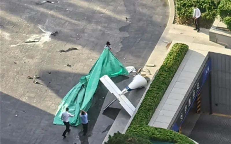 Avião bate em prédio de 108 andares na China
