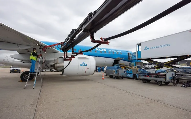 Avião da Embraer faz voo comercial com querosene sintético