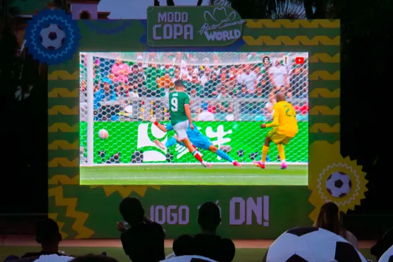 Beto Carrero transmite os jogos e convida visitantes a torcerem dentro do parque