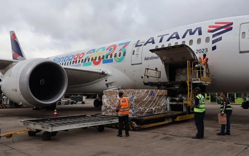 Boeing 787 da Latam deixa ilha do Pacífico após onze dias retido