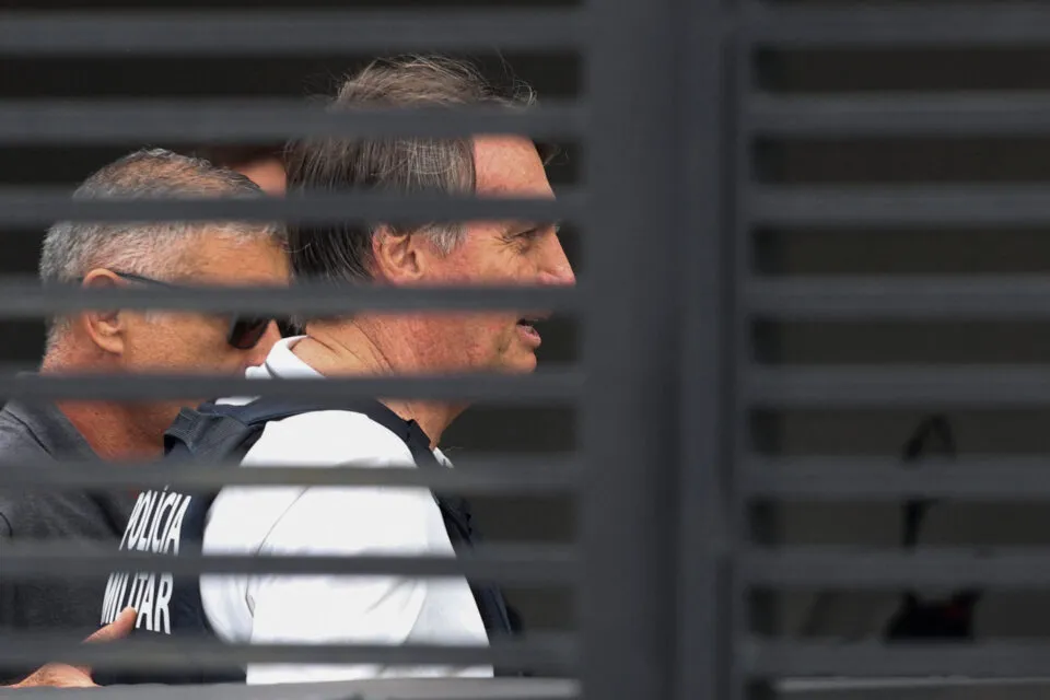 Bolsonaro está com crise de soluços ‘acima da média’ há sete dias, diz boletim médico