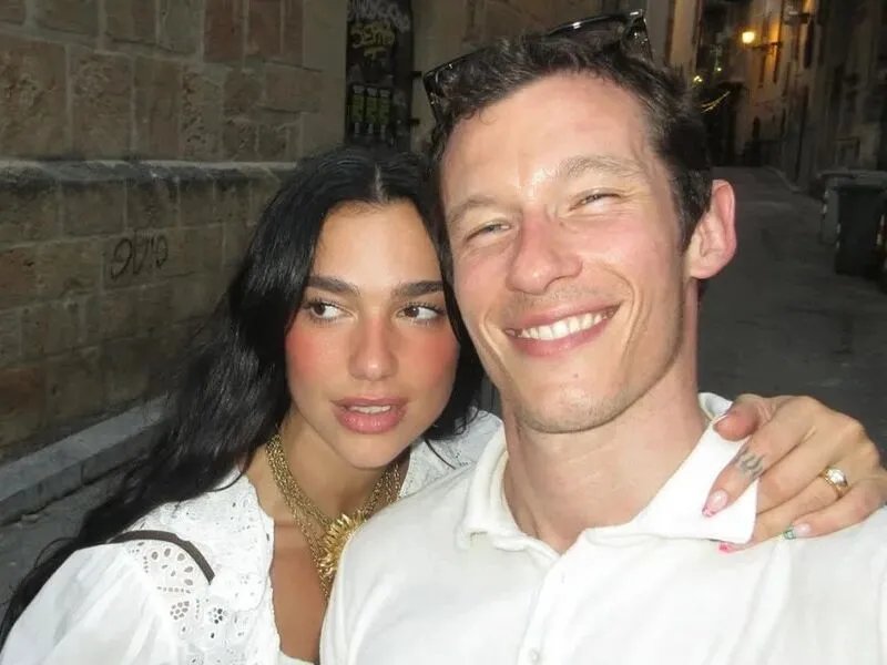 Casamento de Dua Lipa e Callum Turner é alvo de manifestações de moradores na Itália
