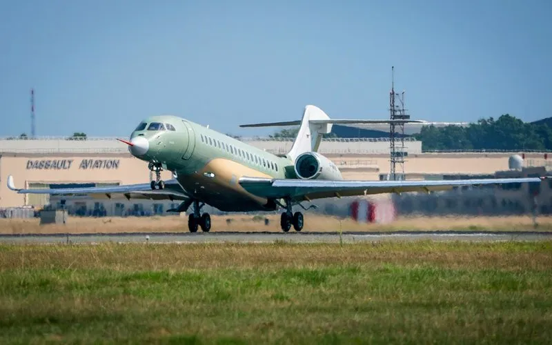 Dassault Falcon 10X decola pela primeira vez