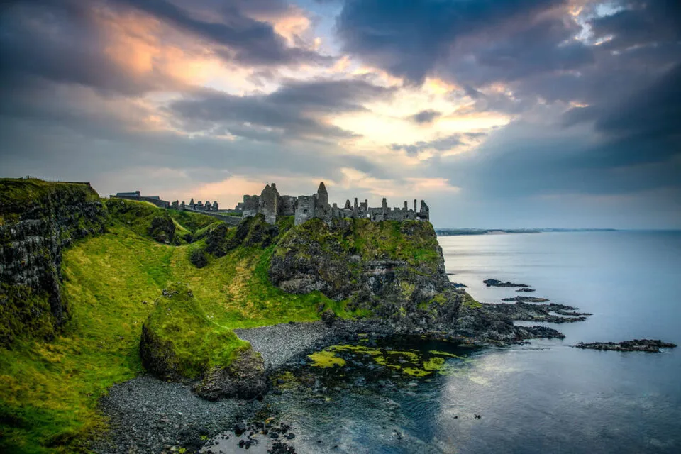 Dunluce, o espetacular castelo irlands completamente rodeado por falsias