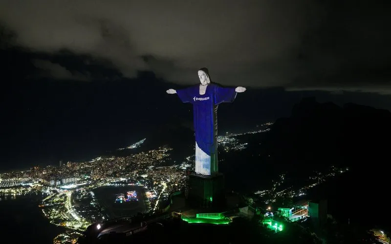 Embraer marca início da Assembleia da IATA com projeção no Cristo Redentor