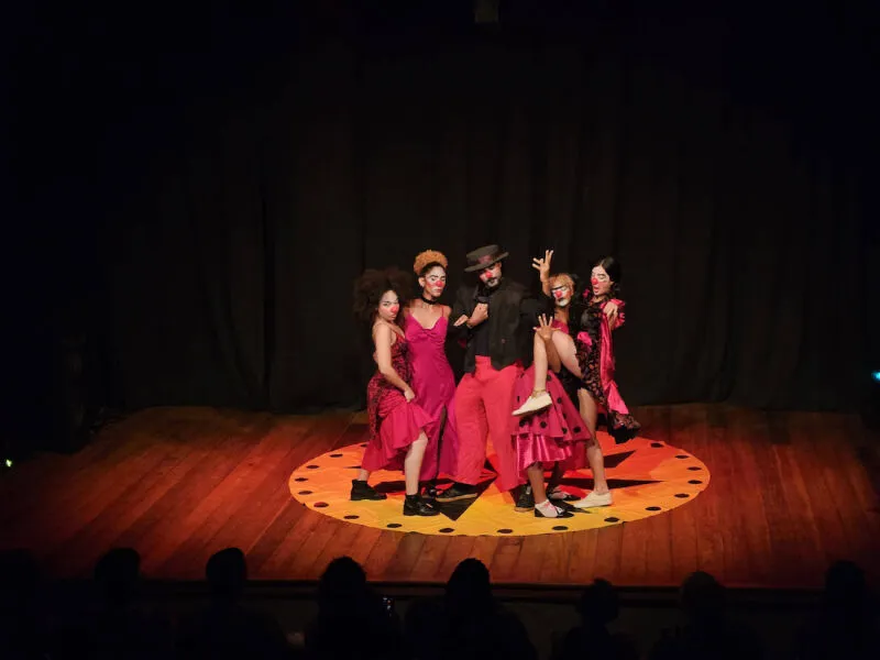 Espetáculo “TV Fracasso” em temporada de Dia dos Namorados no Teatro Hermilo Borba Filho