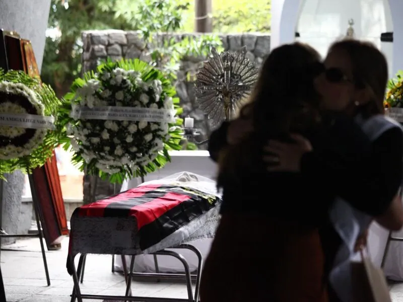 Familiares e amigos de Alfredo Bertini se despedem do criador do Cine/PE