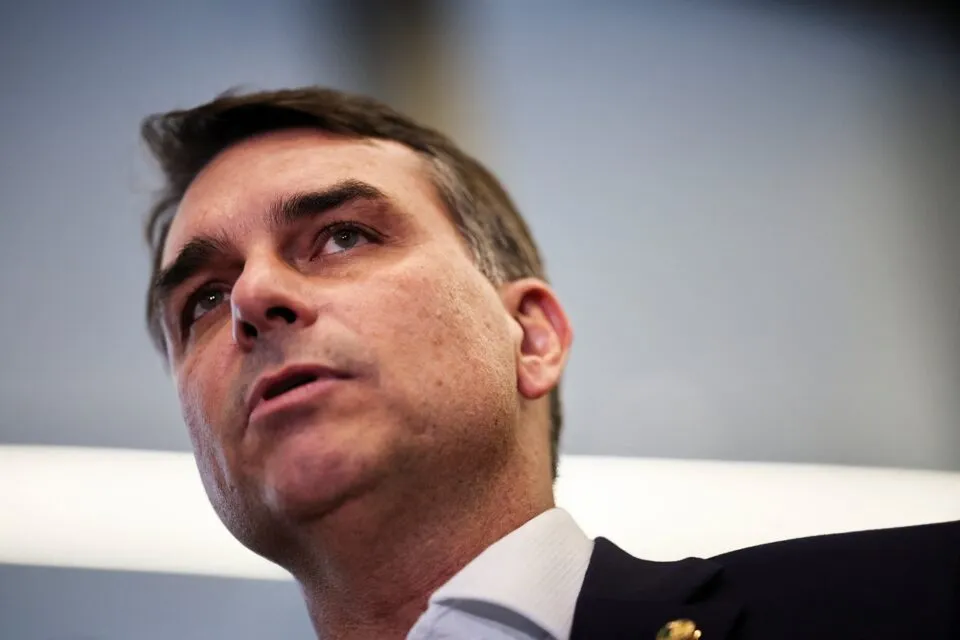 Flávio pede que Mendonça assuma caso Dark Horse e afaste Moraes da análise