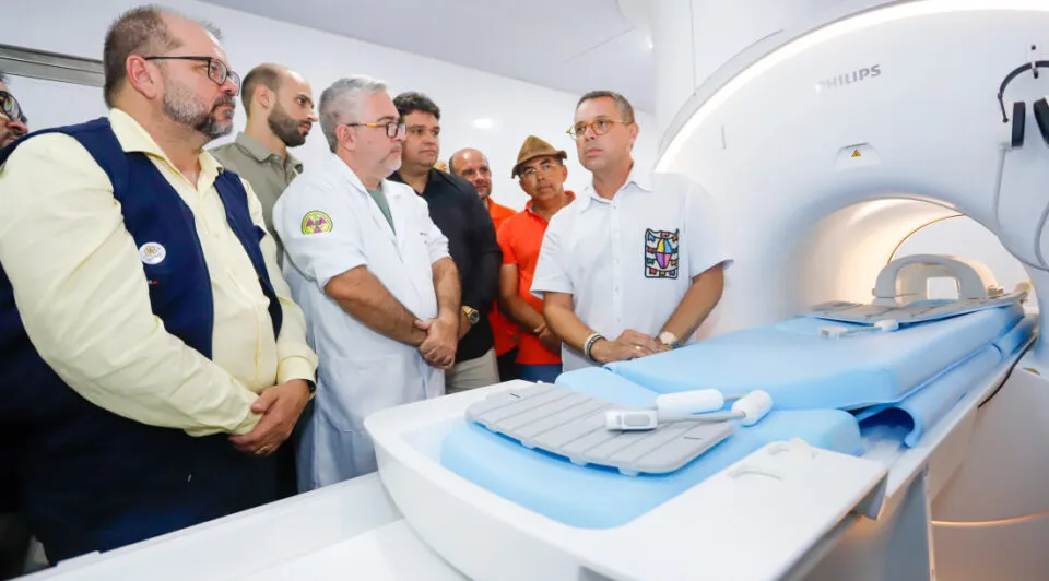 Governo de Sergipe entrega primeira ressonância magnética pública do interior