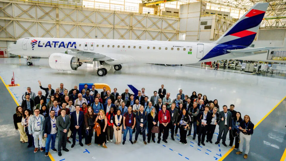 Latam apresenta primeiro E195-E2 e prepara expansão de sua malha aérea no Brasil