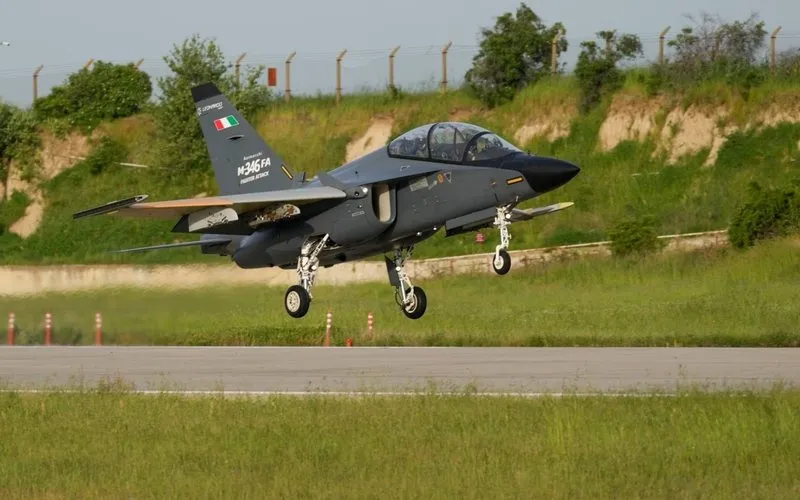 Leonardo e Baykar concluem testes com caça M-346 e drone de combate