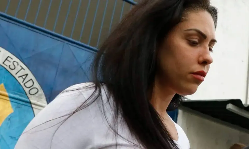 Monique Medeiros, mãe de Henry Borel, é solta após receber perdão judicial