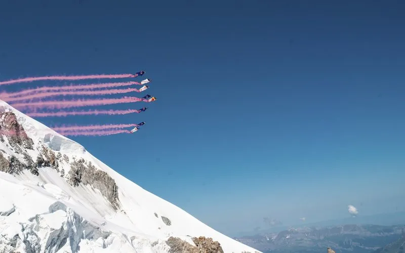 Oito atletas realizam maior voo em formação nos Alpes franceses