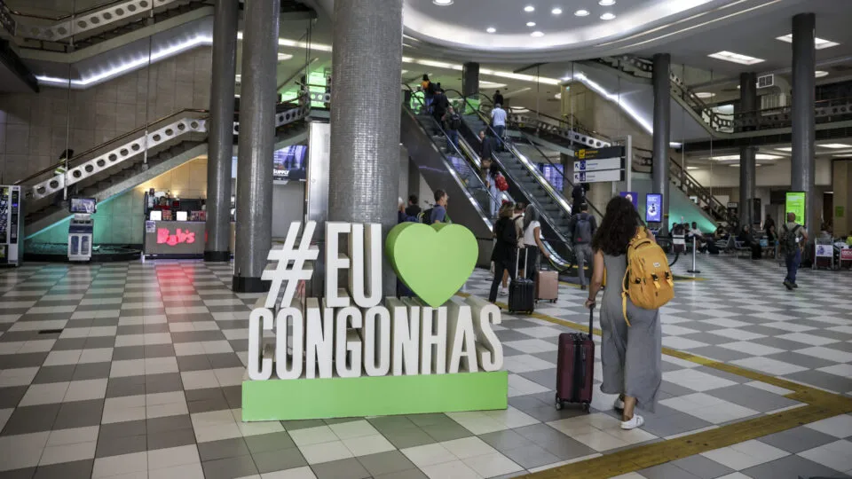 Pane na comunicação aérea provoca atrasos e paralisa voos em aeroportos de São Paulo