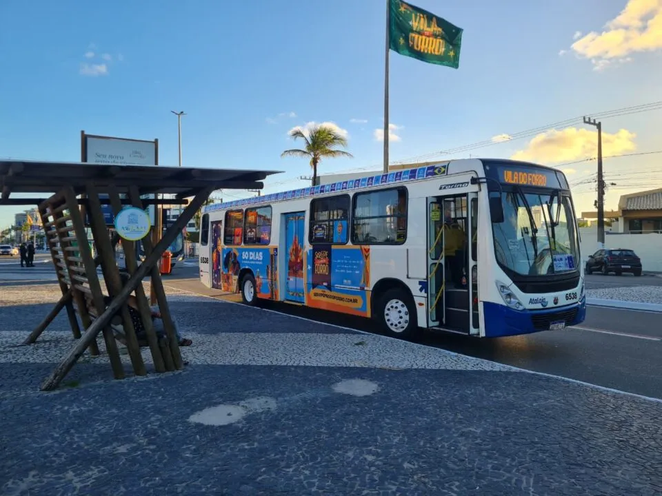 Passageiros podem acompanhar linhas especiais de ônibus no Cittamobi e recarregar o Mais Aracaju no Arraiá do Povo