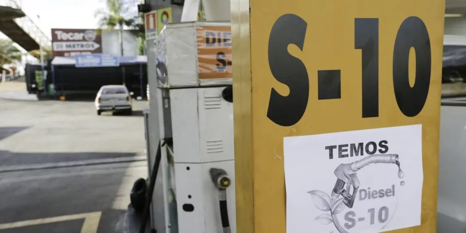 Petrobras ajusta preços do diesel para R$ 1,12