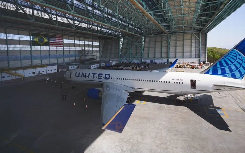 Pilotos de avião da United ignoraram alertas antes de atingir poste durante pouso