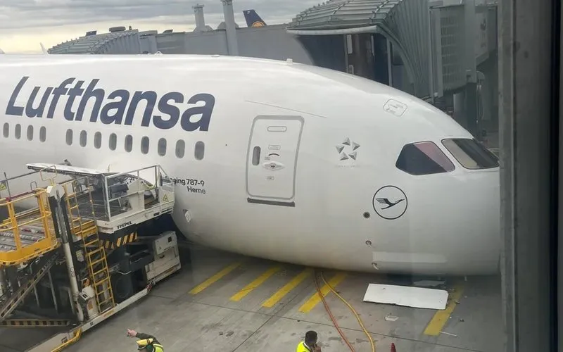 Trem de pouso de Boeing 787 da Lufthansa colapsa em aeroporto