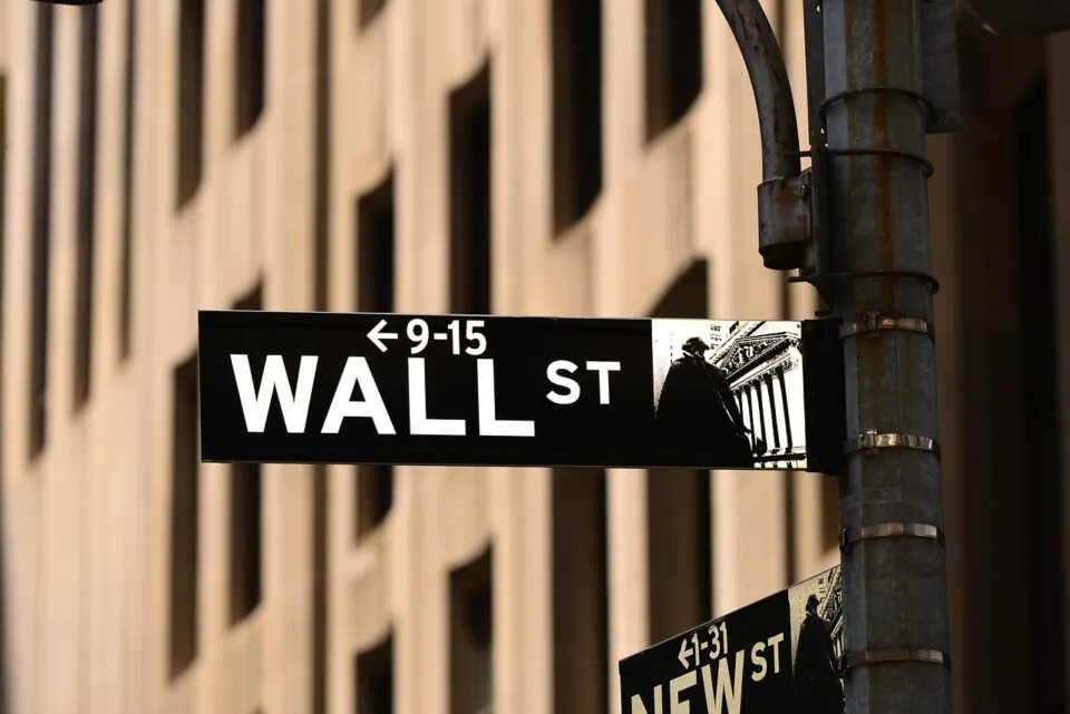 Wall Street desaba e interrompe sequência de 9 semanas de alta com chips e payroll