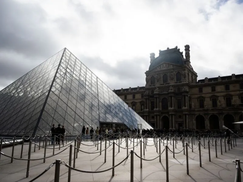 Presidente do Louvre diz que museu está “no limite” após roubo e alerta necessidade de investimentos