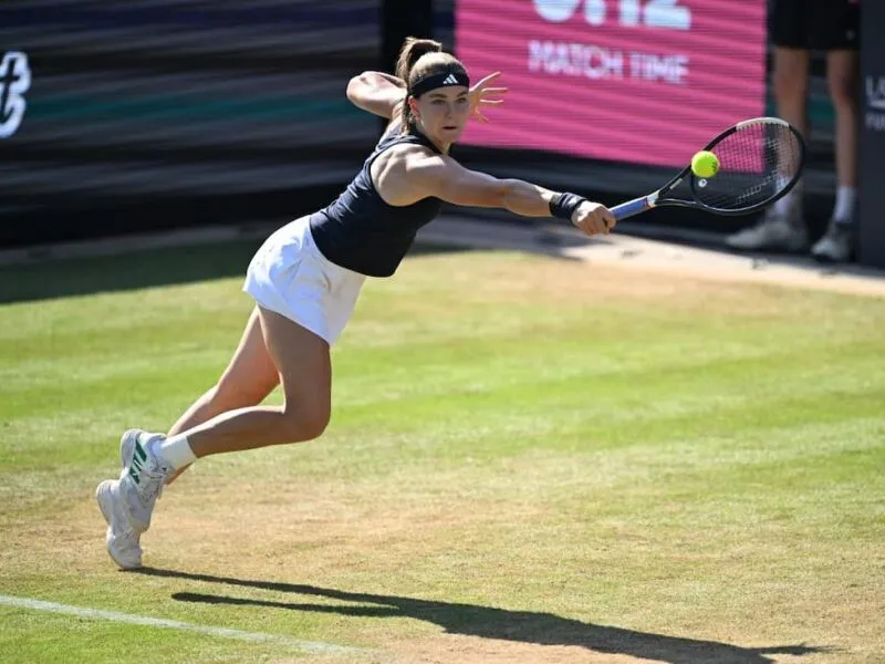 Muchova conquista torneio WTA 500 após desistência de Osaka