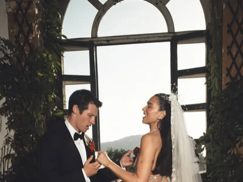 Dua Lipa divulga fotos de festa de casamento com Callum Turner