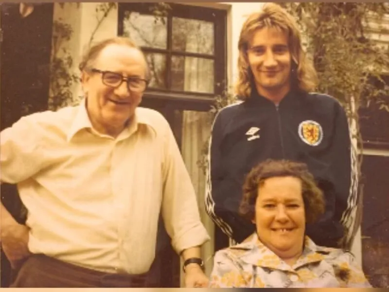 Com casaco da Escócia, Rod Stewart homenageia o pai em dia de jogo contra o Brasil