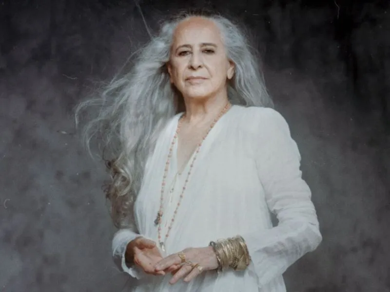 Maria Bethânia chega aos 80 anos como referência da música brasileira