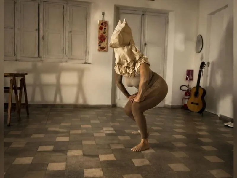 Bárbara Buzatti transforma memória familiar em cena no monólogo “Vózes”