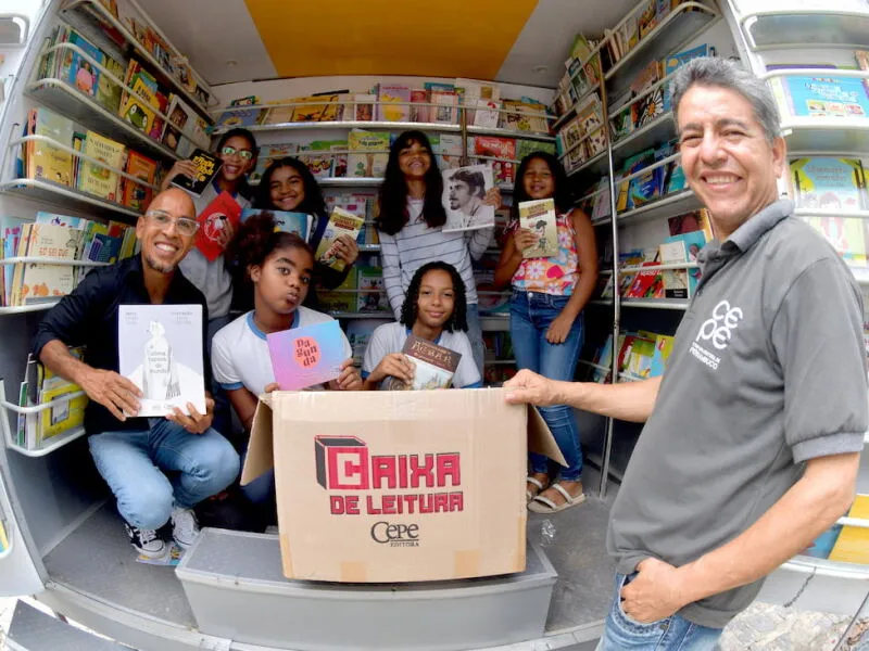 Projeto de biblioteca móvel “Leitura na Esquina” recebe doação de livros da Cepe 