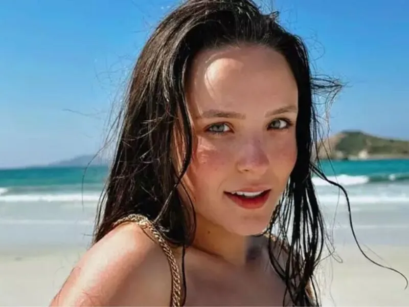 Larissa Manoela desabafa sobre pressão por gravidez: “Querem me ver grávida a qualquer custo”