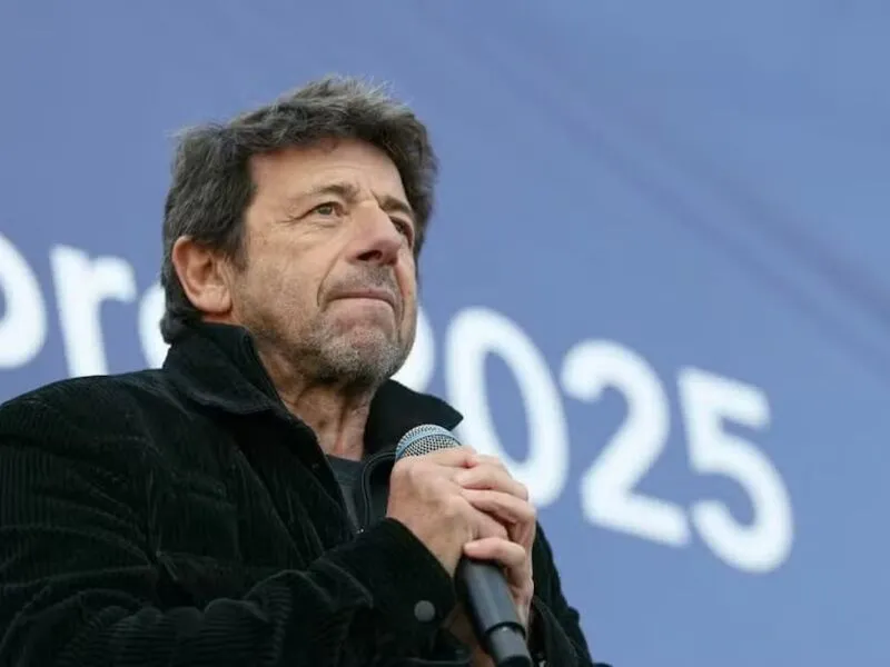Deputado pede prisão do cantor francês Patrick Bruel por acusações de abusos sexuais