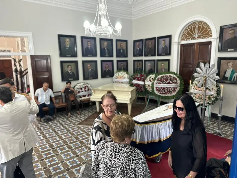 Velório do escritor Raimundo Carrero reúne familiares, amigos e amantes da literatura na APL