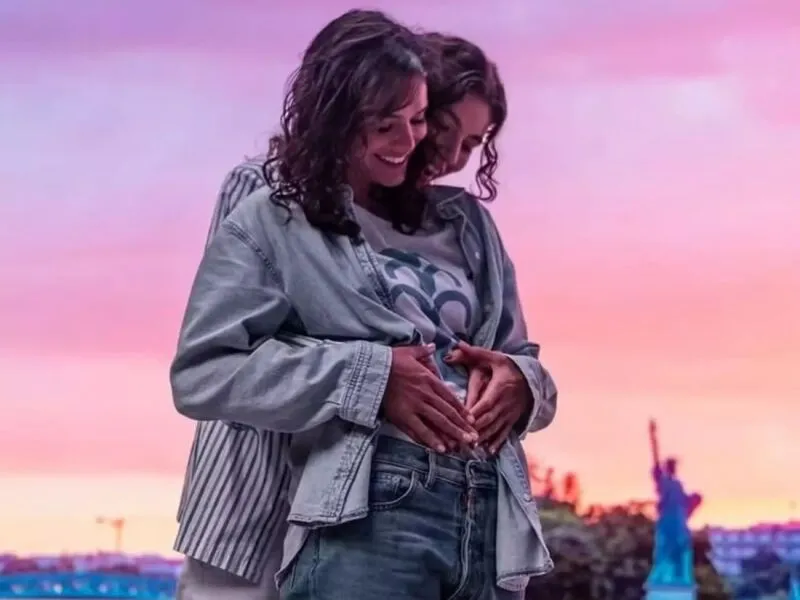 ‘Amor da Minha Vida’: Bruna Marquezine e Alanis Guillen surgem em clima romântico