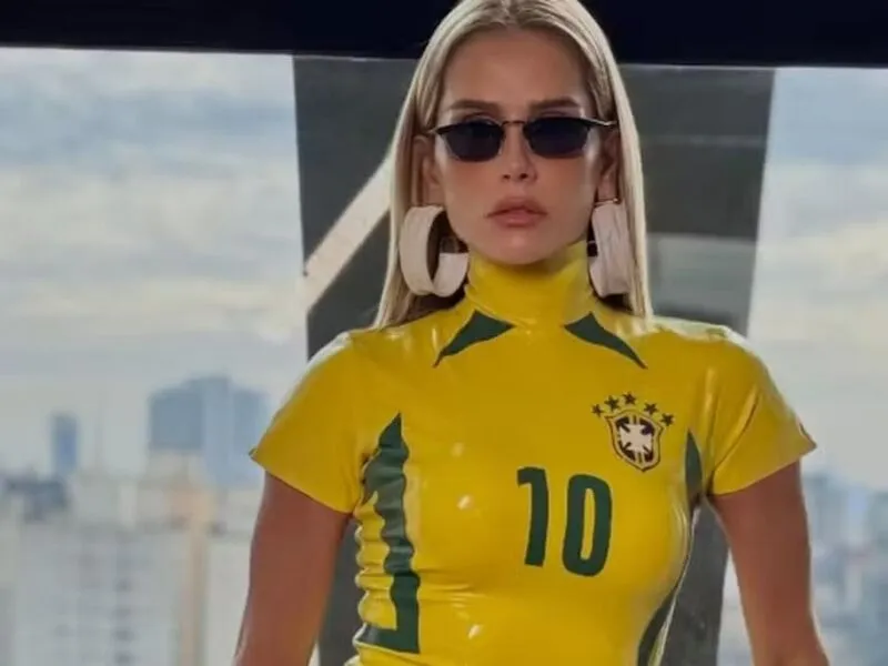 Blusa de látex usada por Deborah Secco na Copa tem origem ligada ao fetichismo; entenda a tendência