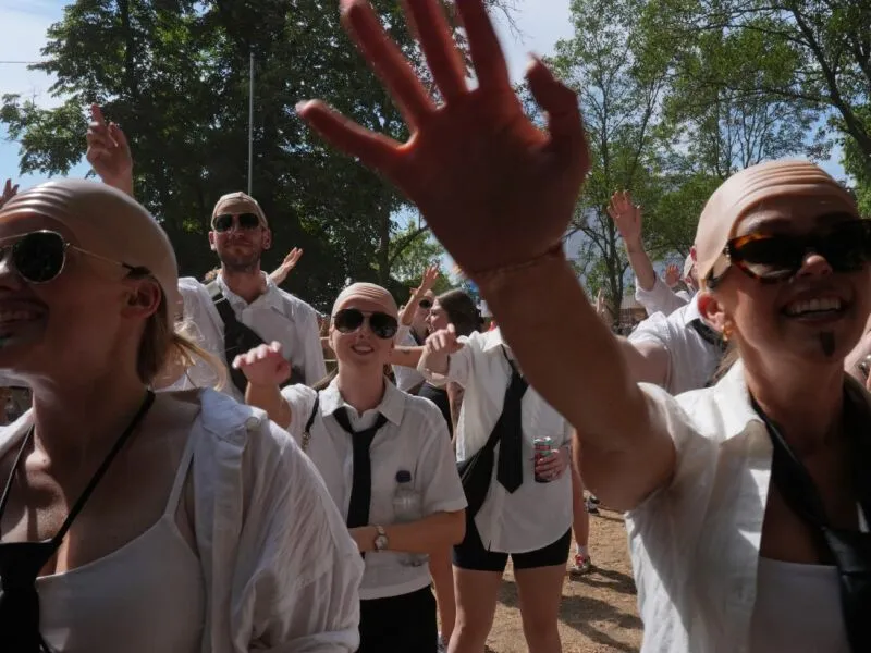 Rapper Pitbull estabelece recorde mundial de maior reunião de pessoas com carecas postiças