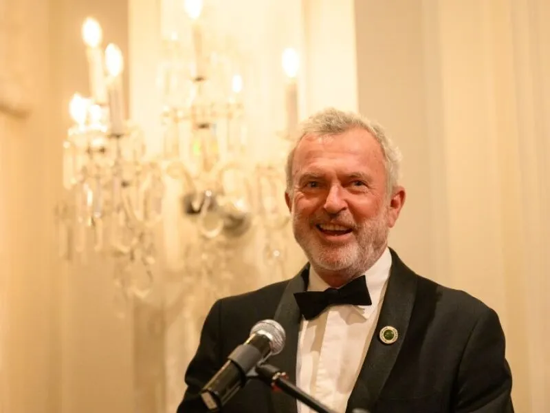 Sam Neill morreu de pneumonia após vencer câncer, diz empresário